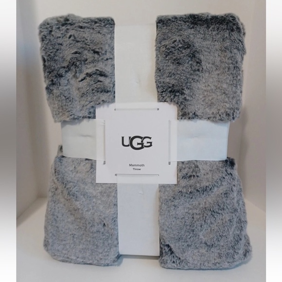 UGG Mammoth Throw Blanket Oversized 60”x70” Thick, Black, Dreamy, New - Picture 1 of 2